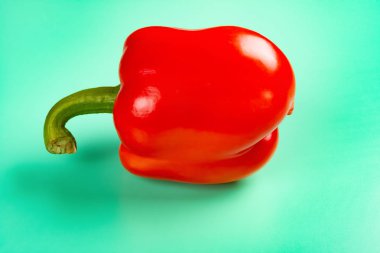 Açık yeşil arka planda taze kırmızı biber