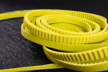 koyu bir arka plan üzerinde sarı kauçuk kemer dişliler parçası