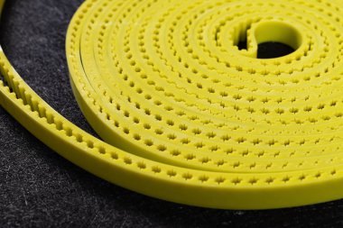 koyu bir arka plan üzerinde sarı kauçuk kemer dişliler parçası