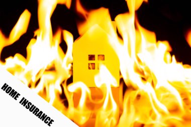 kırpma yolu ile arka kaldırılabilir ifadeler üzerinde yanan bir ev ile Ev Sigortası belgesi