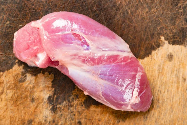 チョップボード上の生の豚肉 — ストック写真