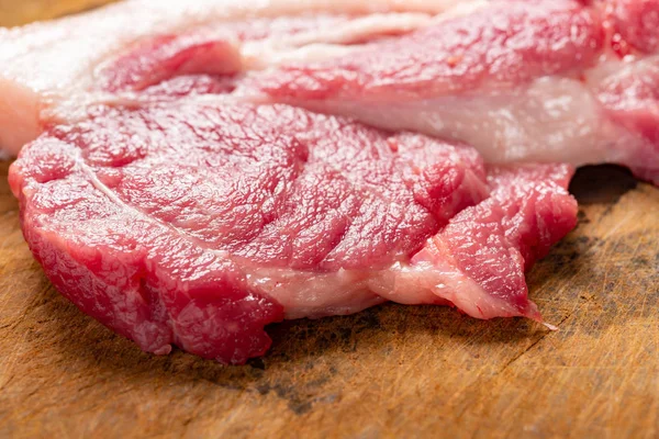 侧视图脂肪生猪肉在切板 — 图库照片