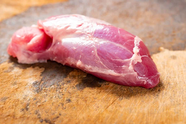 チョップボード上の生の豚肉 — ストック写真