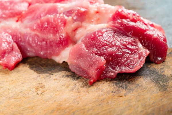 Seitenansicht Rohes Schweinefleisch Auf Schneidebrett — Stockfoto