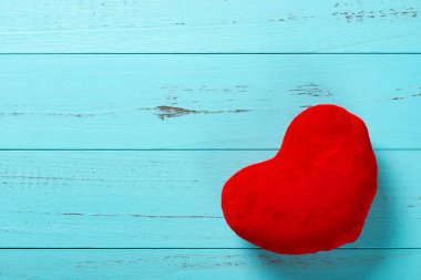 anneler günü veya sevgililer günü kopya alanı kavramı ile ahşap arka plan üzerinde kalp