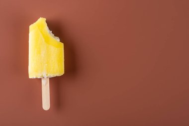 çikolata kahverengi zemin üzerine bazı alıntılar ile sarı buzlu şeker