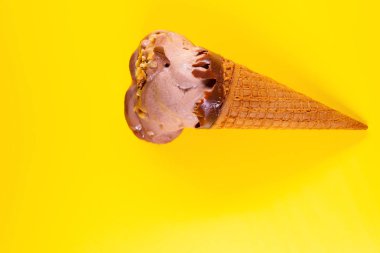 sarı arka plan üzerinde bir erime sürecinde üst görünüm çikolata lezzet dondurma konisi