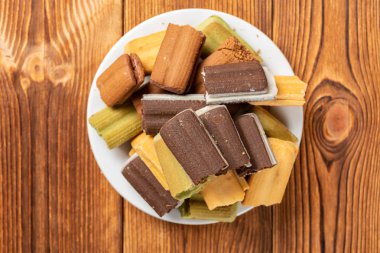 ahşap bir masa üzerinde üst görünüm kırık çok renkli sandviç çerezleri