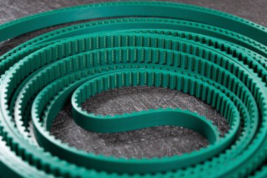 koyu bir arka plan üzerinde mavi kauçuk kemer dişliler parçası