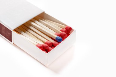 kırpma yolu ile beyaz kırmızı bir mavi kibrit çöpü diğer kibrit kutusu