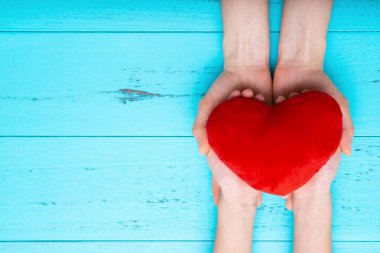 bir kalp ile çocuklar eller ve anneler elleriyle desteklenen