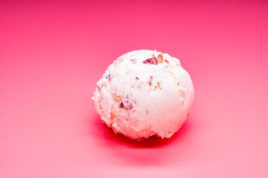 pembe arka plan üzerinde kestane ve kırmızı fasulye dondurma topu
