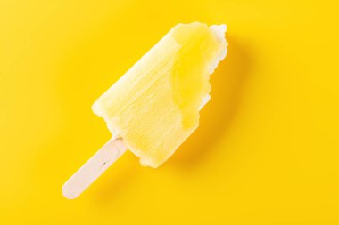 üst görünümü sarı bir arka plan üzerinde ısırıklar ile sarı popsicle