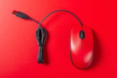 kırmızı arka plan üzerinde kablo ile üst görünüm kırmızı fare