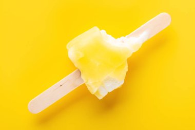 üst görünümü sarı bir arka plan üzerinde ısırıklar ile sarı popsicle