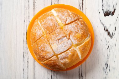 ahşap masada içinde krema ile üst görünüm ekmek