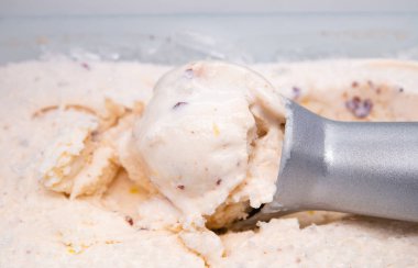 kestane ve kırmızı fasulye dondurma kutusu bir kaşık la yapılan bir top