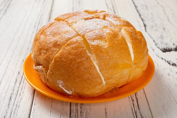 Pane Vista Laterale Con Crema Interna Tavolo Legno — Foto Stock