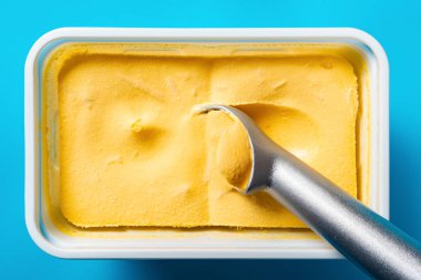 üst görünümü kaşık mango lezzet dondurma dışarı alarak