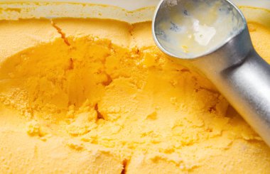 bir kaşık la mango lezzet dondurma kutusu ve bazı digged dışarı