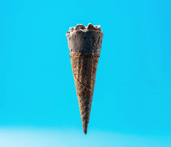 Cono Gelato Colore Nero Con Cocco Triturato Sfondo Blu — Foto Stock