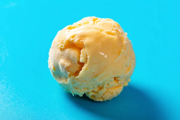 Seitenansicht Mango Geschmack Eiskugel Auf Blauem Hintergrund — Stockfoto