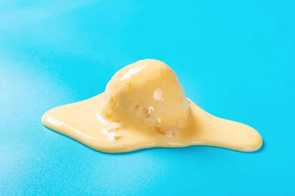 Yan Görünümü Mango Lezzet Dondurma Topu Mavi Arka Plan Üzerinde — Stok fotoğraf