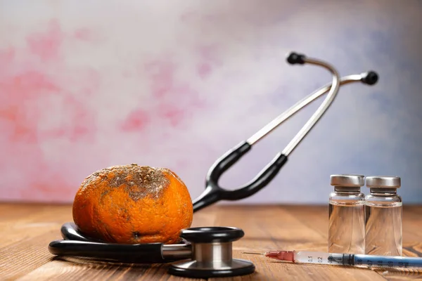 Naranja Podrida Rodeada Estetoscopio Con Jeringa Frascos Vacuna Cerca — Foto de Stock