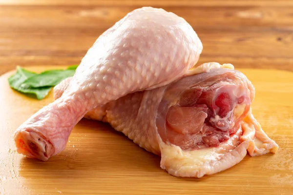 Deux Morceaux Cuisses Poulet Crues Fraîches Sur Une Planche Découper — Photo