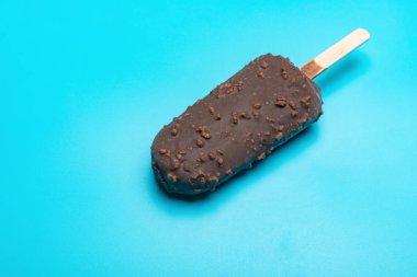 mavi arka plan üzerinde fasulye ile çikolata dış popsicle