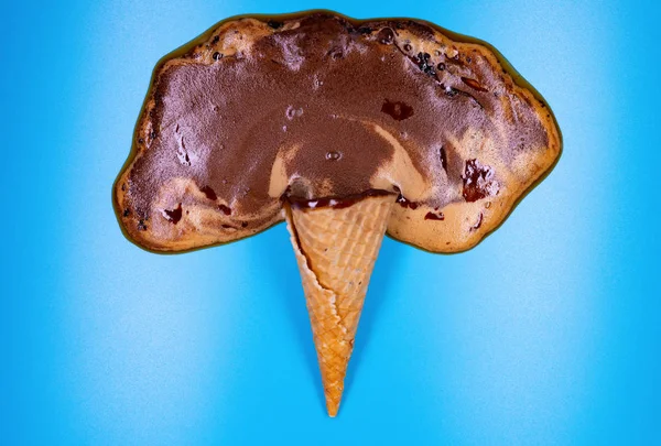 Top Θέα Σοκολάτα Παγωτό Κώνο Λιωμένο Μπλε Φόντο — Φωτογραφία Αρχείου