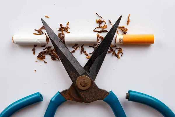 Cięcie Papierosa Przez Nożyczki Koncepcji Rzucenia Palenia — Zdjęcie stockowe