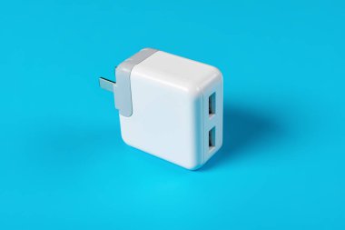mavi arka planda çok soketli Usb şarj cihazı