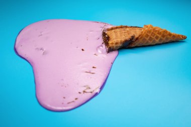 yan görünümü leylak dondurma konisi mavi arka plan üzerinde erime
