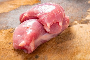 yan görünümü doğrama tahtası üzerinde iki adet çiğ domuz eti