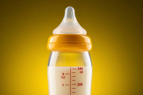 Garrafa Bebê Vidro Retroiluminado Com Leite Closeup Parte Superior — Fotografia de Stock