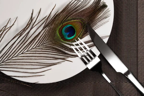 Fourchette Couteau Une Plume Paon Sur Concept Plat Manger Animal — Photo
