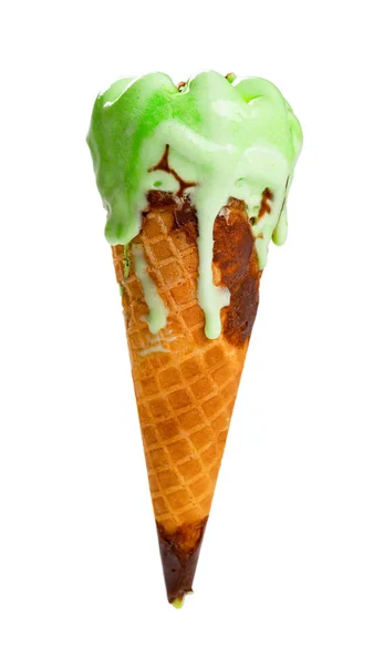 Green Ice Cream Cone Smälter Vit Bakgrund Med Urklippsbana — Stockfoto