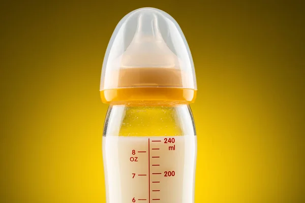 Verlichte Glazen Baby Fles Met Poedermelk Close Het Bovenste Gedeelte — Stockfoto