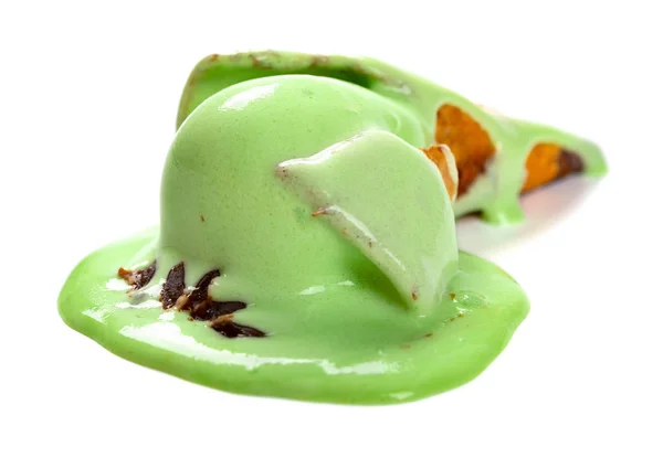 Beyaz Bir Arka Plan Üzerinde Eriyen Yeşil Dondurma Konisi — Stok fotoğraf