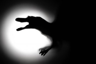 karanlık uzayda spinosaurus gölge