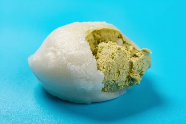 Sidovy Mochi Dessert Glass Blå Bakgrund — Stockfoto