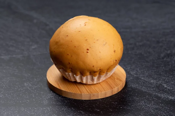 Zijaanzicht Broodje Met Geraspte Kokosnoot Binnen — Stockfoto