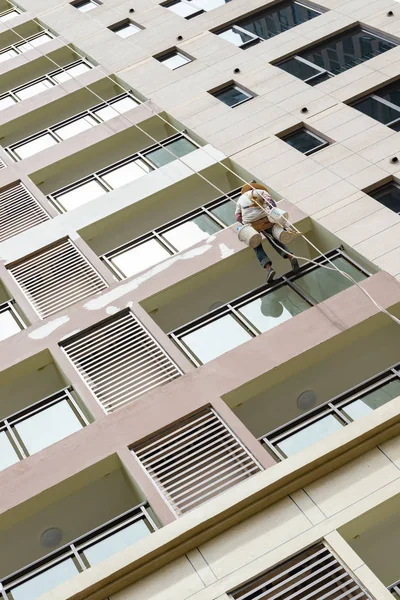 Trabajador Colgando Con Cuerdas Pintando Parte Exterior Edificio Gran Altura —  Fotos de Stock