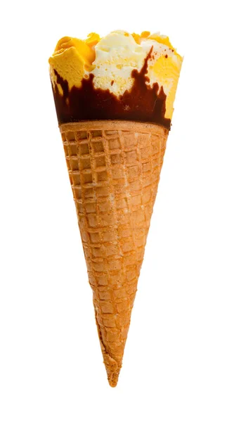 マンゴーとチョコレート風味のアイスクリームコーンは クリッピングパスと白に — ストック写真
