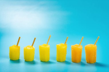 mini boyutunda popsicles mavi bir arka plan üzerinde durmak