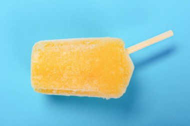 mavi bir arka plan üzerinde mini boyutu popsicle