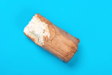 mavi arka plan üzerinde bazı ısırıklar ile çikolata dış ile üst görünüm dondurma rulo