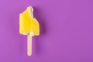 mor bir arka plan üzerinde yarım yemiş sarı buzlu şeker