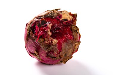 beyaz bir arka plan üzerinde olgunlaşmış ejderha meyve